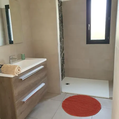 Charmante Neuve Au Bord De La 빌라