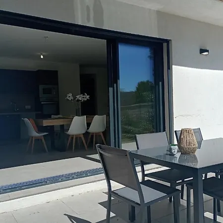 Charmante Neuve Au Bord De La *