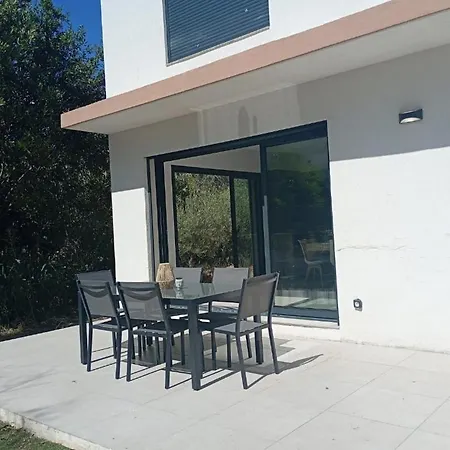 Charmante Neuve Au Bord De La