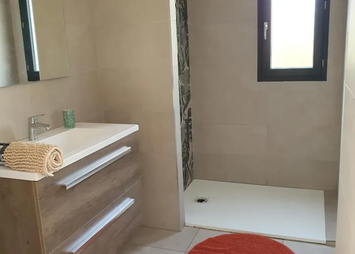 Charmante Neuve Au Bord De La Villa