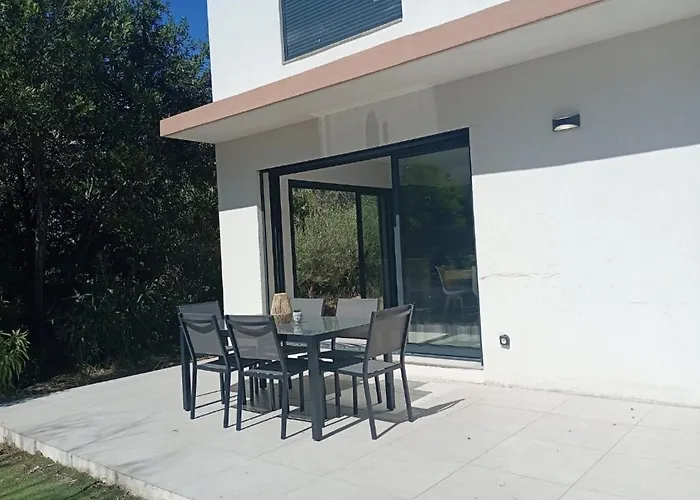 Charmante Neuve Au Bord De La