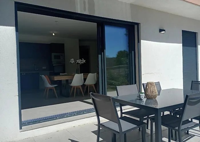 Charmante Neuve Au Bord De La *